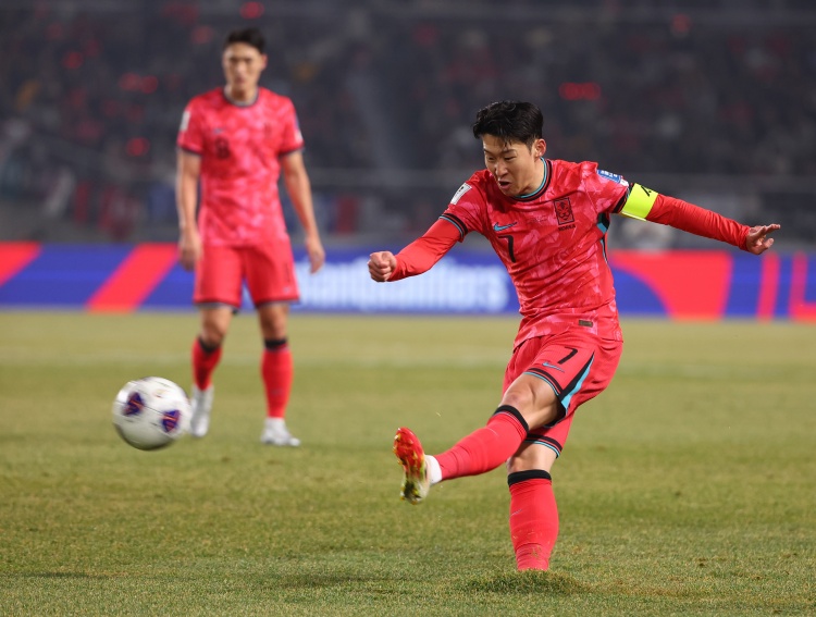 图为韩国vs阿曼,孙兴慜在高阳综合体育场比赛